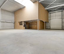 Polyvalente bedrijfsloods van 350 m² omgeven door groen