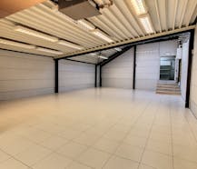 Handelspand te huur van ca. 200 m² met loods in Roeselare
