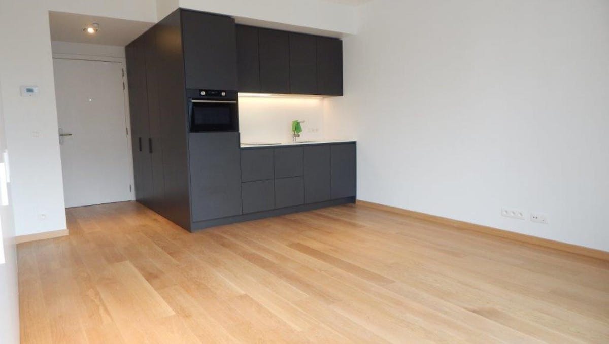Studio moderne à louer à Evere avec coin chambre