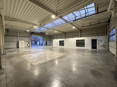 Magazijn (420m²) met ruime buitenoppervlakte (575m²)