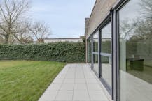 Half open woning / praktijk met leuke tuin te Bissegem