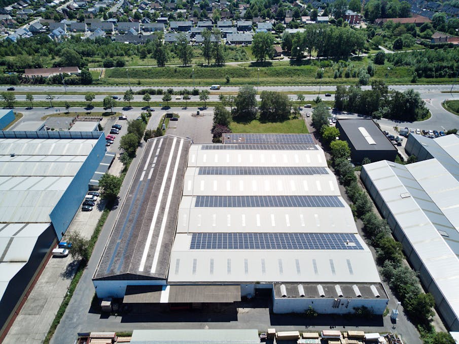 Bedrijfsgebouw (3.750 m²) met zichtlocatie langs R4 te Gent