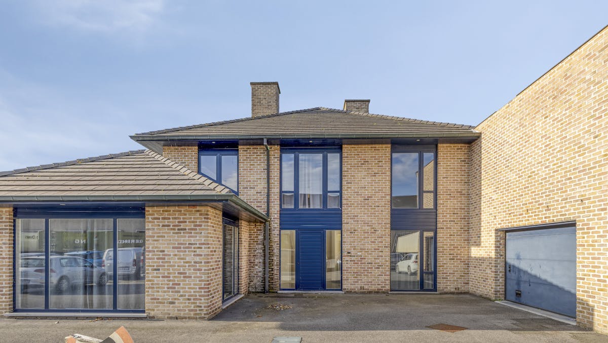 Magazijn (400 m² ) met ruime woning (229 m²) te koop