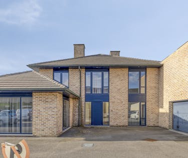 Magazijn (400 m² ) met ruime woning (229 m²) te koop