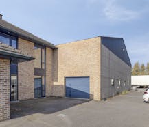 Magazijn (400 m² ) met ruime woning (229 m²) te koop