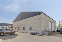 Magazijn (400 m² ) met ruime woning (229 m²)  te koop