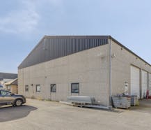 Magazijn (400 m² ) met ruime woning (229 m²) te koop