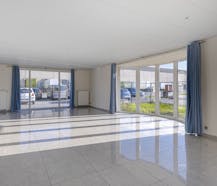 Magazijn (400 m² ) met ruime woning (229 m²) te koop