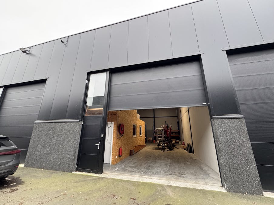 Strategisch gelegen KMO-unit (130 m²) met kantoor te huur