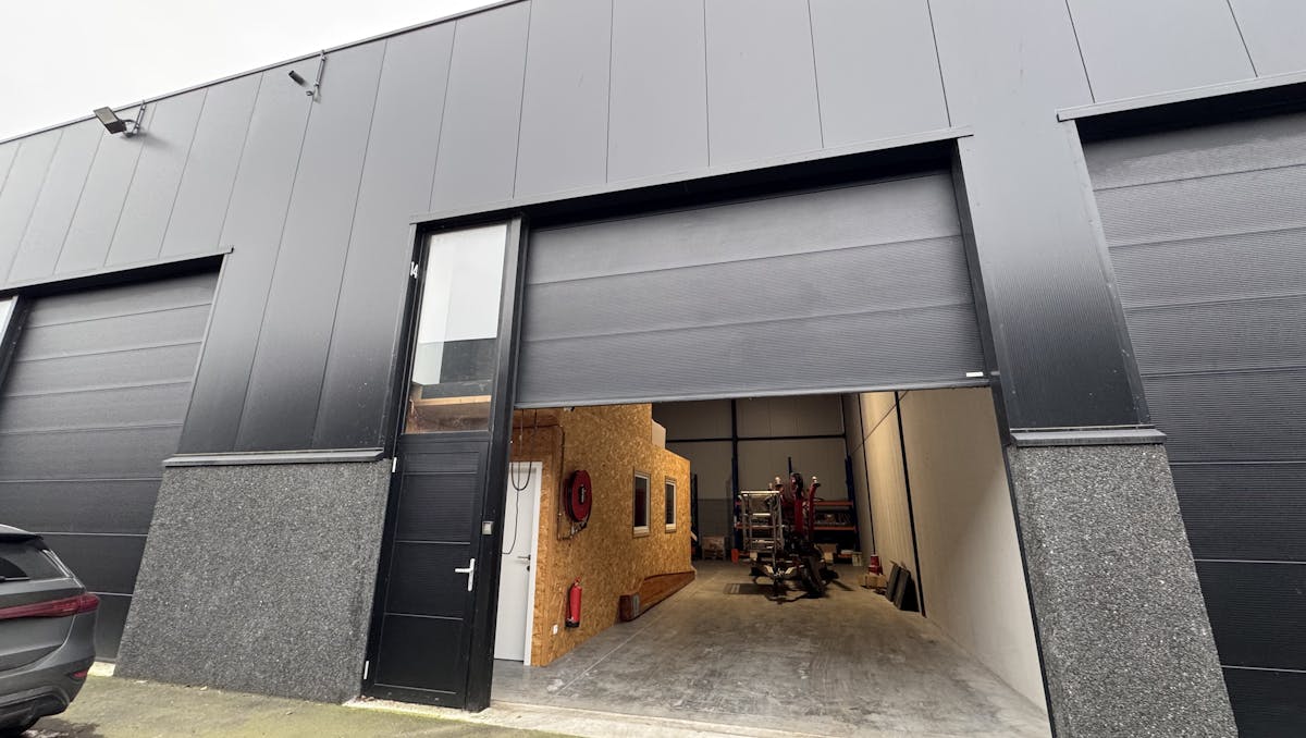 Strategisch gelegen KMO-unit (130 m²) met kantoor te huur