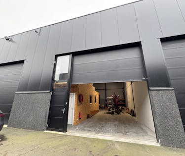 Strategisch gelegen KMO-unit (130 m²) met kantoor te huur