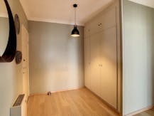 Een gezellig appartement met een terras midden in het groen.