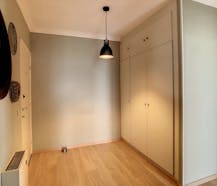 Een gezellig appartement met een terras midden in het groen.