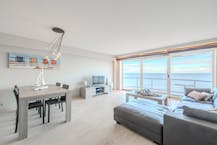 Ruim 2-slaapkamer appartement met frontaal zeezicht !