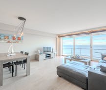 Ruim 2-slaapkamer appartement met frontaal zeezicht !