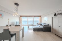 Ruim 2-slaapkamer appartement met frontaal zeezicht !