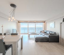 Ruim 2-slaapkamer appartement met frontaal zeezicht !