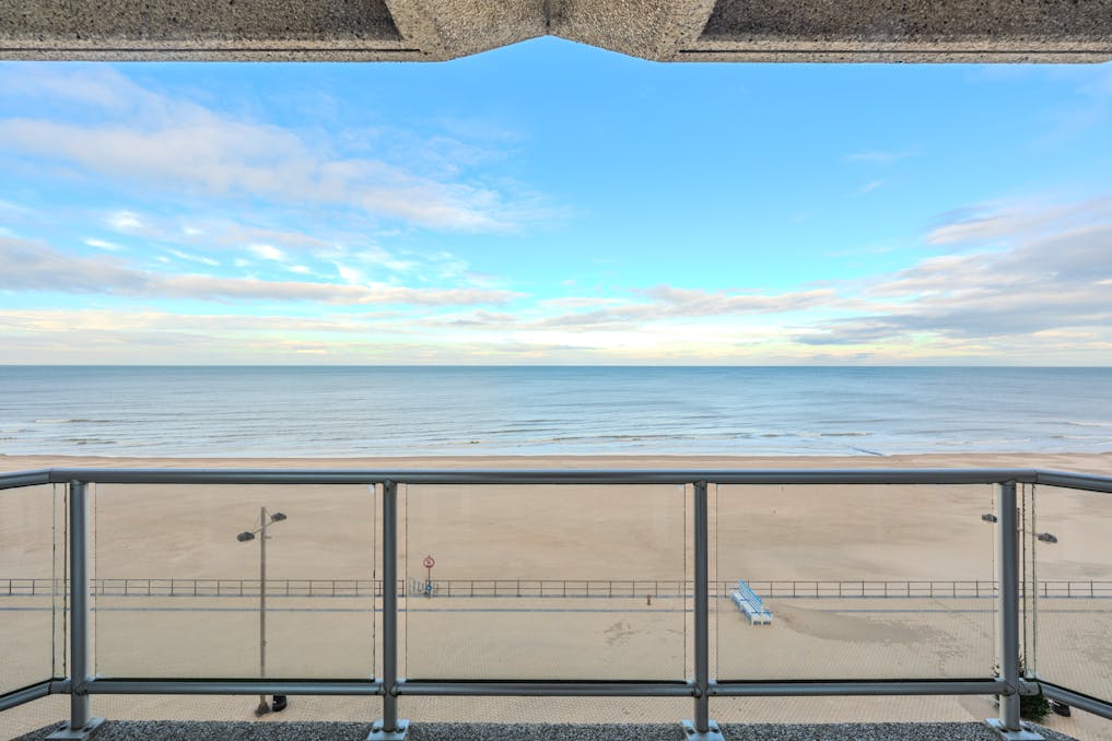 Ruim 2-slaapkamer appartement met frontaal zeezicht !