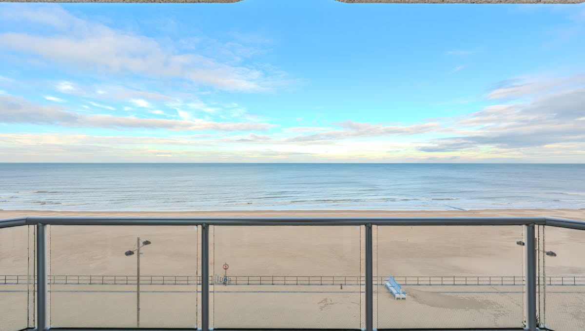 Ruim 2-slaapkamer appartement met frontaal zeezicht !