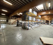 Magazijn (1.450 m²) met kantoren (591 m²) te huur in Zulte