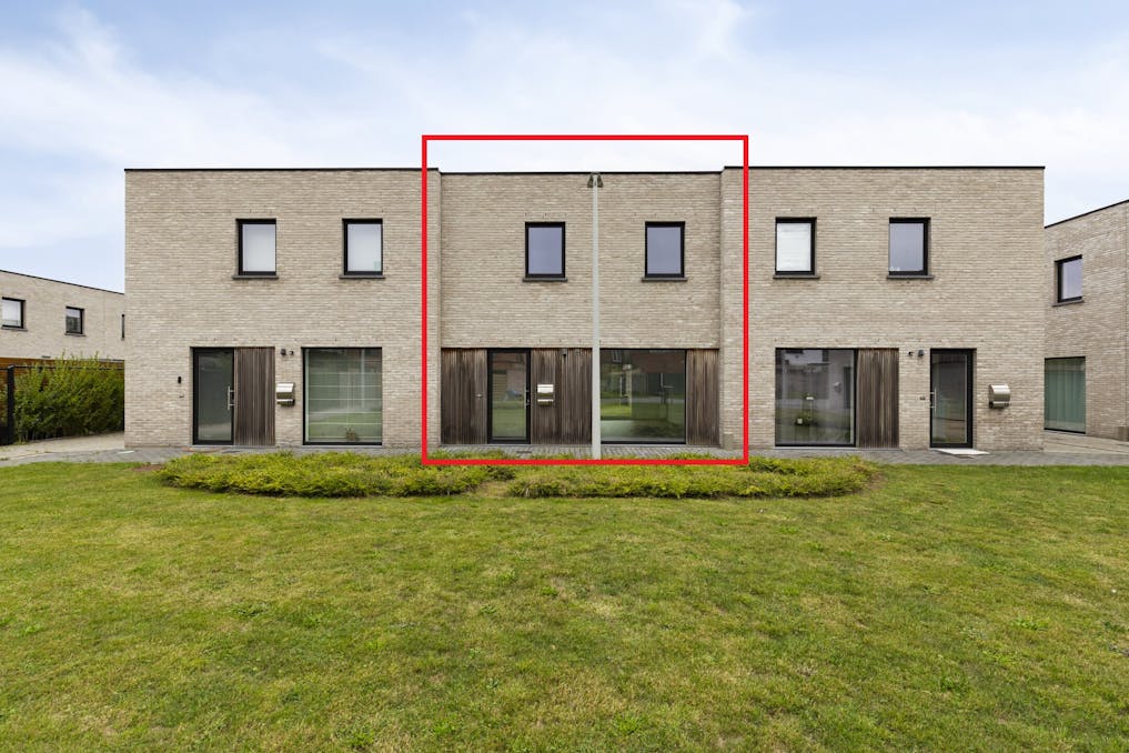 Instapklare woning met carport te koop in centrum Eeklo