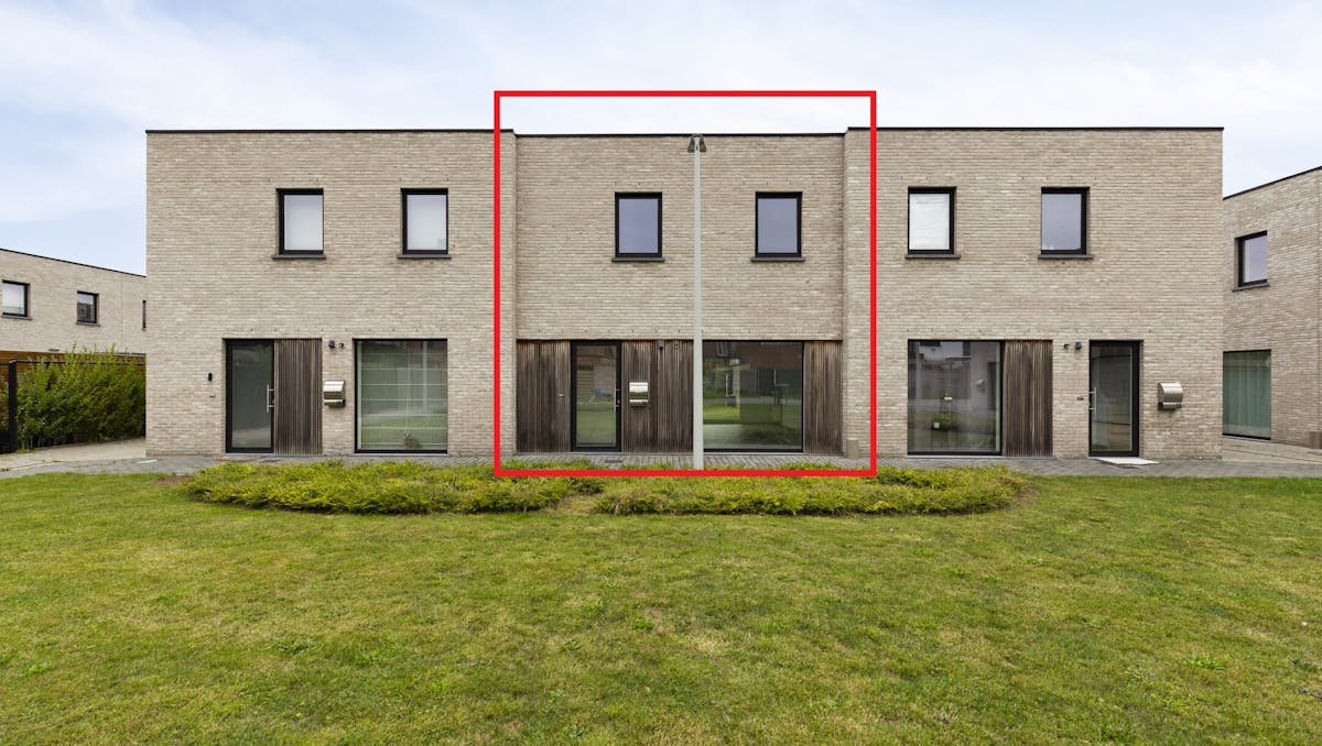 Instapklare woning met carport te koop in centrum Eeklo