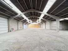 Loods van ongeveer 845 m² te huur in de omgeving van Veurne.