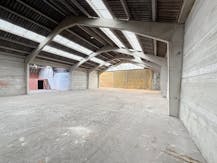 Loods van ongeveer 845 m² te huur in de omgeving van Veurne.
