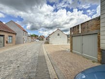 Loods van ongeveer 845 m² te huur in de omgeving van Veurne.