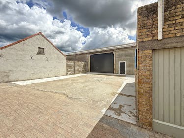 Loods van ongeveer 845 m² te huur in de omgeving van Veurne.