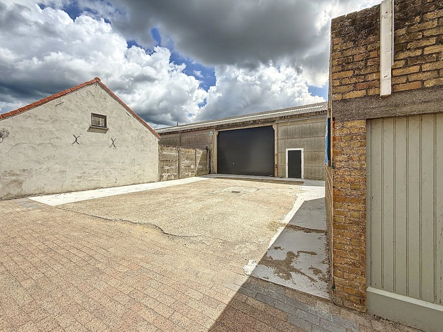 Loods van ongeveer 845 m² te huur in de omgeving van Veurne.