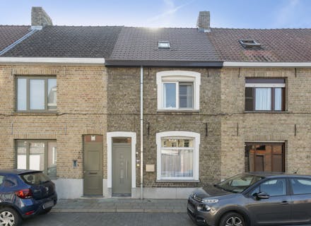 Huis met 2 slaapkamers, ruime garage (26m2), staanplaats en zonnige tuin (258m²) te Sint-Kruis (Brugge)