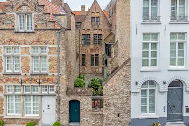 Karaktervol herenhuis met houten gevel te koop in Brugge
