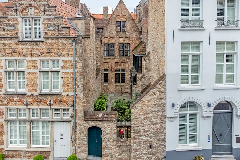 Karaktervol herenhuis met houten gevel te koop in Brugge