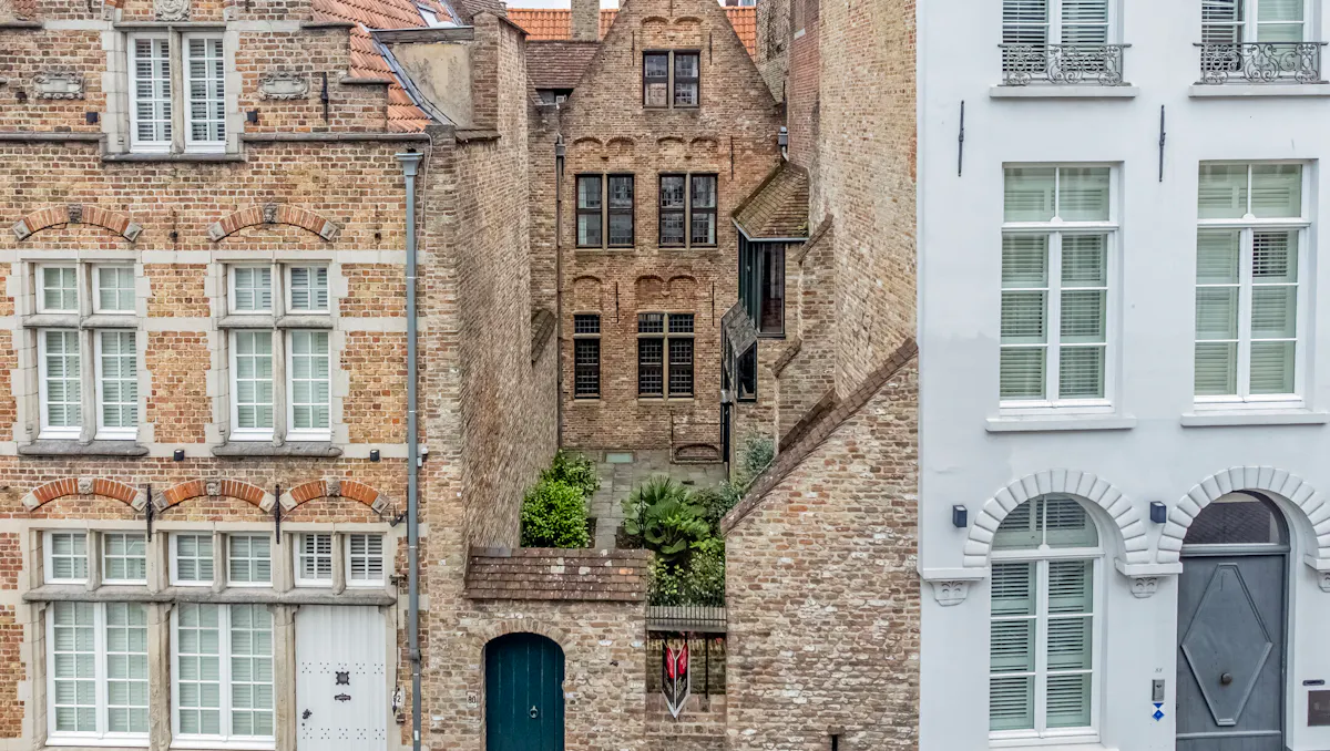 Karaktervol herenhuis met houten gevel te koop in Brugge
