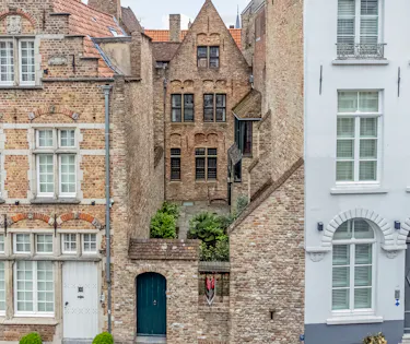 Karaktervol herenhuis met houten gevel te koop in Brugge