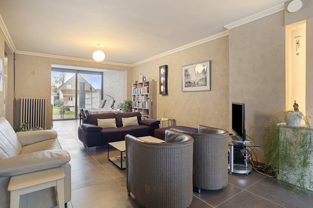 Instapklare woning met 3 slaapkamers, 2 badkamers, zuidgerichte tuin en garage.