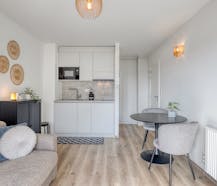 Prachtig gerenoveerde studio met zijdelings zeezicht!