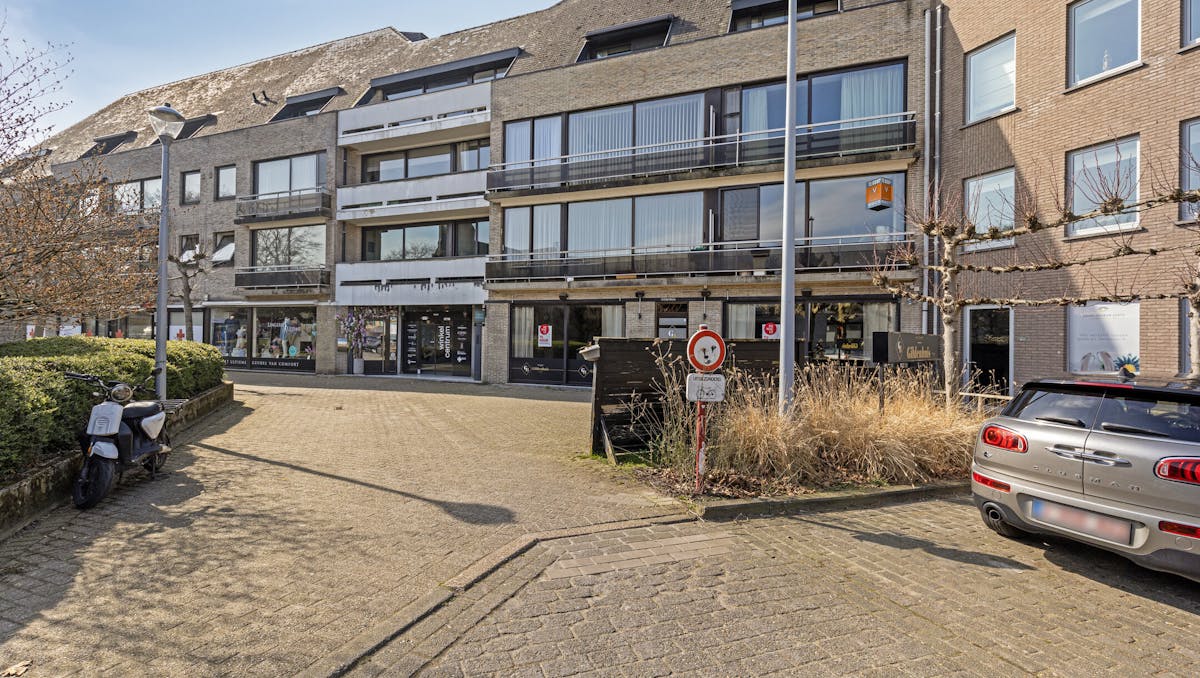 Commercieel pand te huur in het centrum van Sint-Kruis