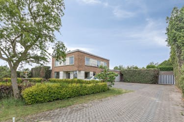 Statig te renoveren villa te koop met zwembad nabij Brugge 