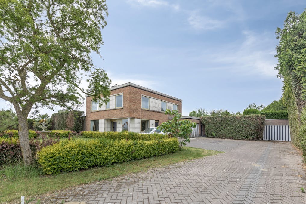 Statig te renoveren villa te koop met zwembad nabij Brugge 