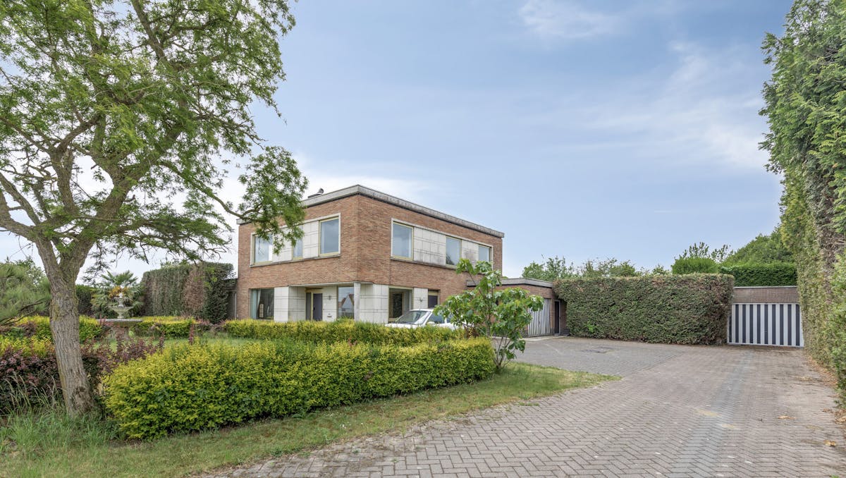 Statig te renoveren villa te koop met zwembad nabij Brugge