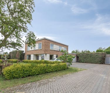 Statige te renoveren villa te koop met zwembad in Zuienkerke