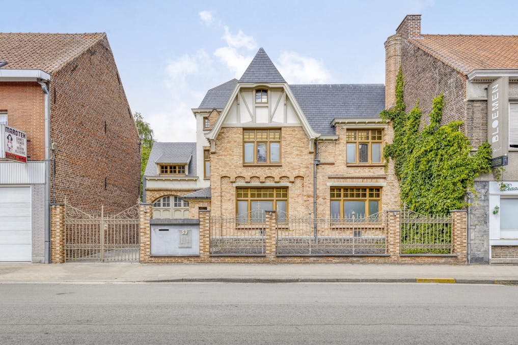 Karaktervolle woning met handelsruimte te Ardooie.