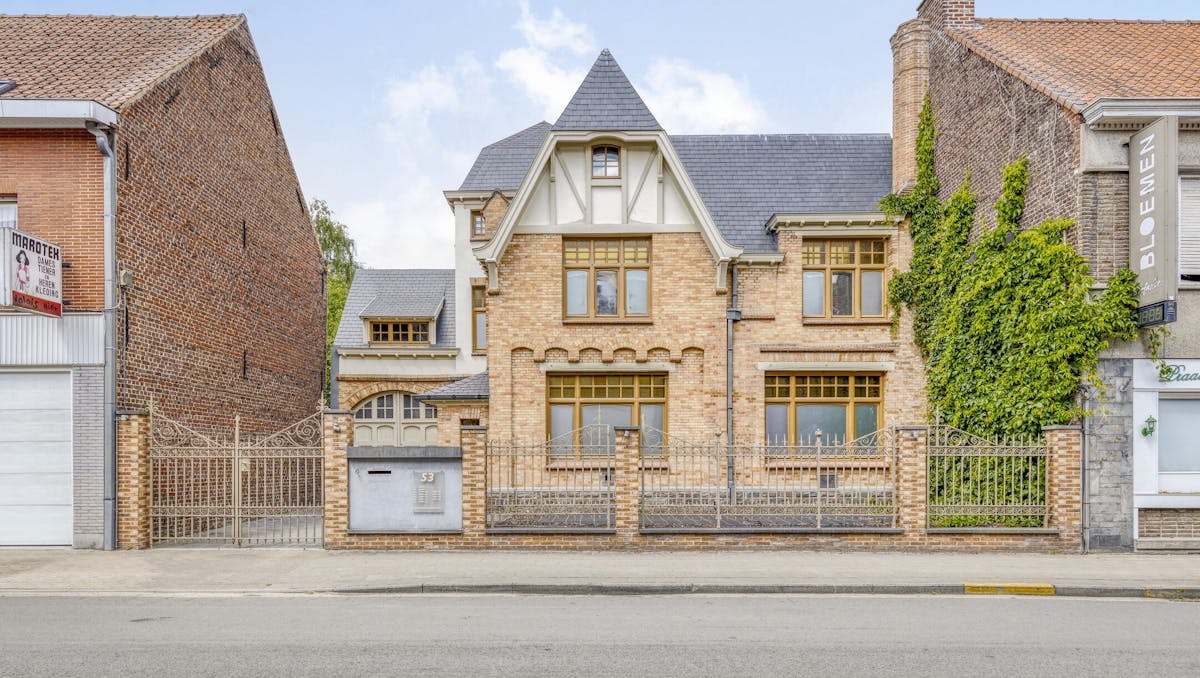 Karaktervolle woning met handelsruimte te Ardooie.