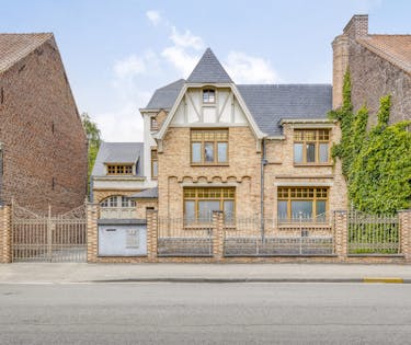 Karaktervolle woning met handelsruimte te Ardooie.