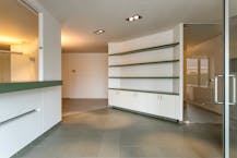 Magazijn met kantoor te koop in Ooigem