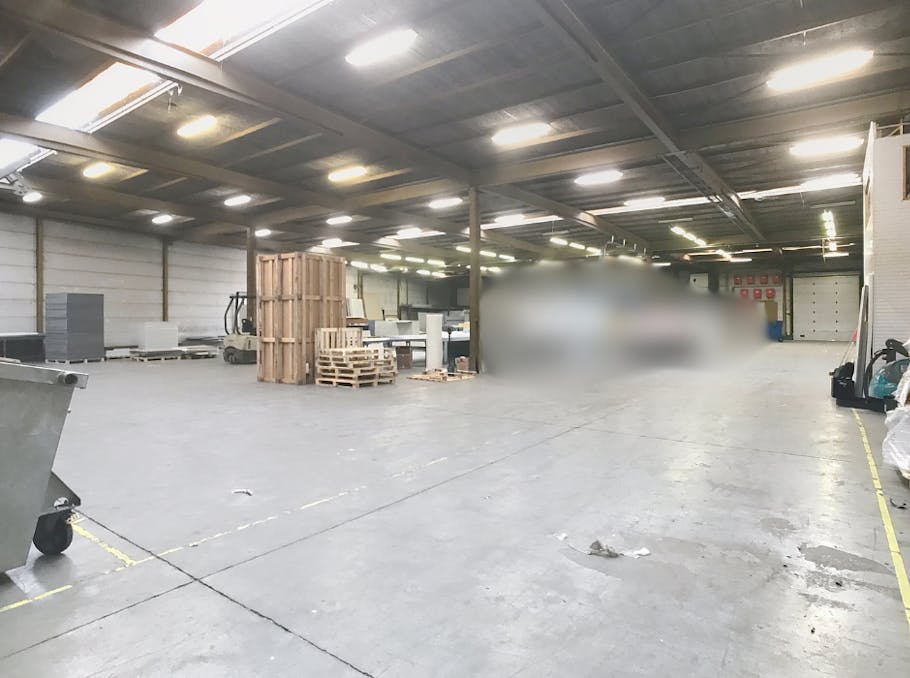 Bedrijfsgebouw van ca. 2.577m² in Oostrozebeke