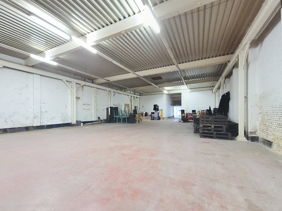 Ruim magazijn (ca. 573 m²) vlakbij de R4 en R40 te Gent