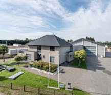 Luxe villa met exclusieve tuin en magazijn in KMO-zone